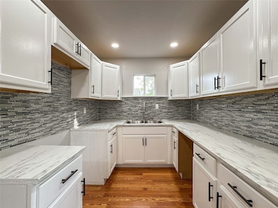 1009 W Snyder St, Alvin, TX 77511 - photo 3