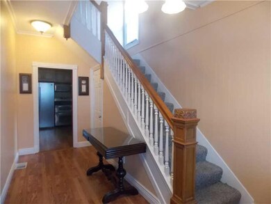 Entry/Foyer.