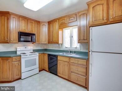 9906 Jonathan Dr, Dunkirk, MD 20754 - photo 7