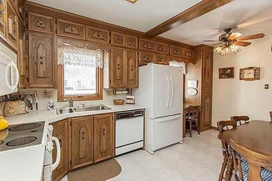 4043 40th St, Des Moines, IA 50310 - photo 5