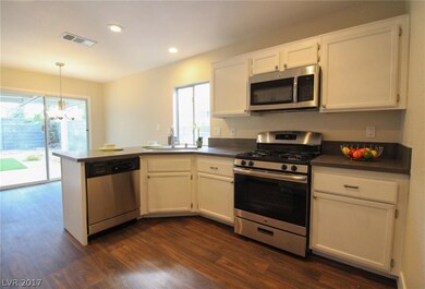Fully updated kitchen with NEW quartz counters and