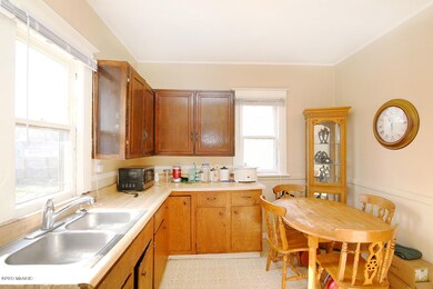 Kitchen Eating Area