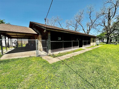 906 N Market St, Brazoria, TX 77422 - photo 3