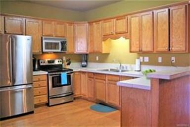 Stainless appliances, wood floors, and a breakfast