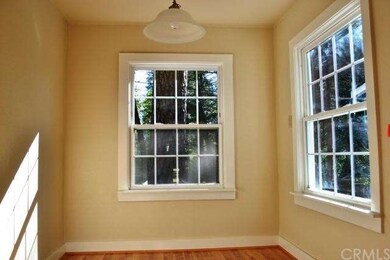Cozy eating area adjacent to kitchen and family ro