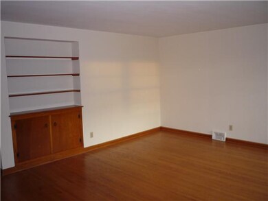 Living Room Built in shelves and storage cabinet