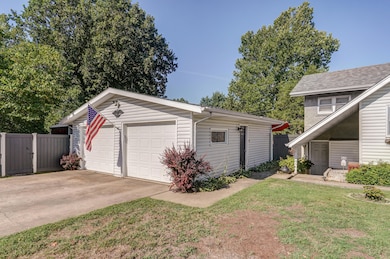 559 E Pleasant St-36