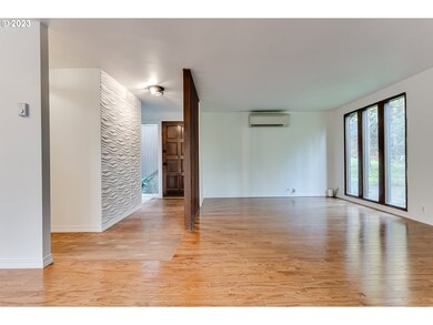 Living Room/Entrance