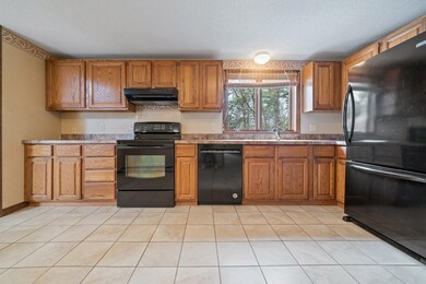 8 Sutton Place, Londonderry, NH 03053 - photo 5