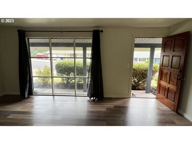 Living Room/Entrance