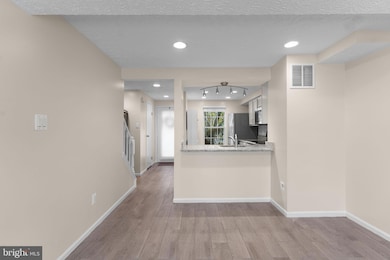 1644 Fieldthorn Dr, Reston, VA 20194 - photo 5