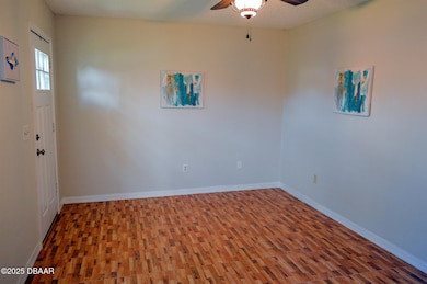 +livrm-entrance+unfurn2+