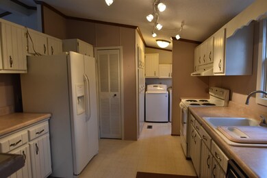 1220 Dickson Rd, Campobello, SC 29322 - photo 6