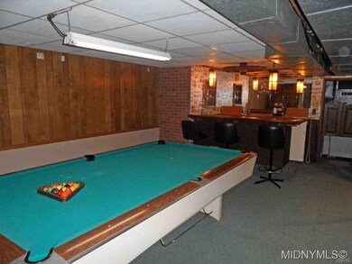 Finished basement w/pool table