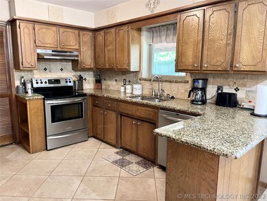 Large kitchen w/ granite countertops & stainless a
