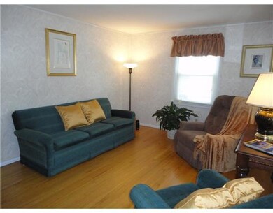 124 Stoneham Dr, Woonsocket, RI 02895 - photo 4