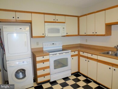 Greens of Leisure World unit 912, Silver Spring, MD 20906 - photo 6