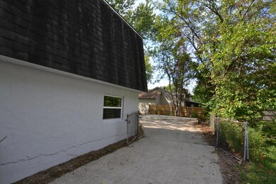Side Exterior/Driveway