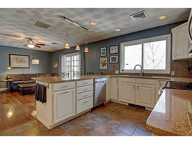 29 Lisa Marie Cir, Warwick, RI 02886 - photo 2