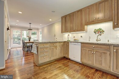 1318 Round Oak Ct, McLean, VA 22101 - photo 5