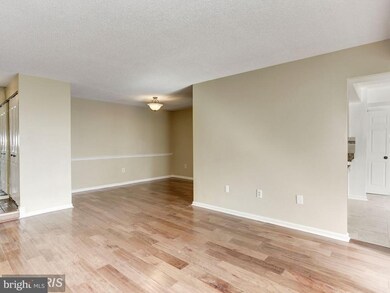 10212 Bushman Dr unit 214, Oakton, VA 22124 - photo 3