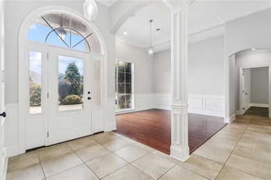 Foyer and dinning room with beautiful column.