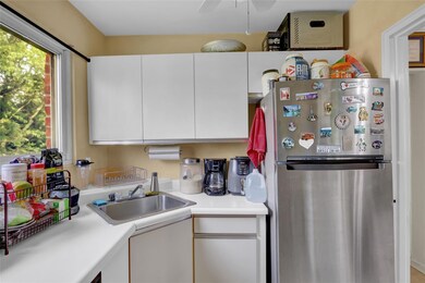 1061 Fenwood Dr unit 3, Valley Stream, NY 11580 - photo 5