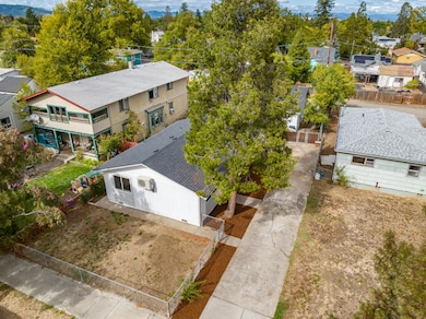 1036 W 12th St, Medford, OR 97501 - photo 6