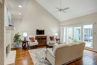 10133 Valley Forge Dr unit 36, Houston, TX 77042 - photo 4