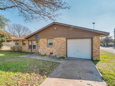 1121 Davis St, Cleburne, TX 76033 - photo 4