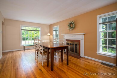 664 Winchill St-16
