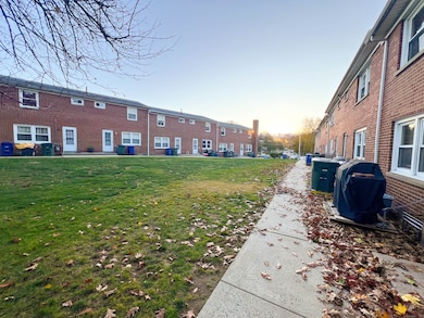 32 Karen Ct unit b, Bridgeport, CT 06606 - photo 6