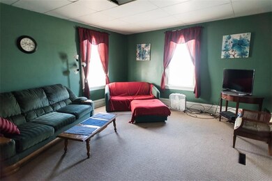 458 Oak Living Room