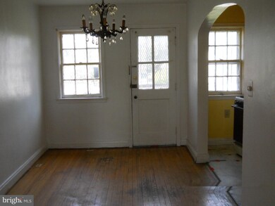 2944 Edgecombe Cir N, Baltimore, MD 21215 - photo 4