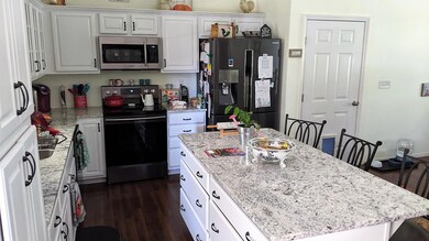 Lovely kitchen w/granite