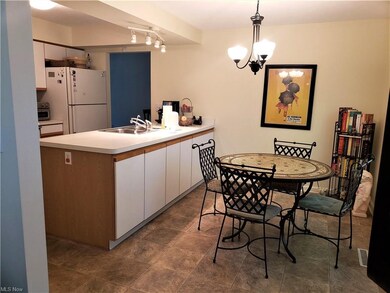 OPEN AND AIRY EAT-IN KITCHEN