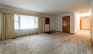 300 Mayfair Dr, Lincoln, IL 62656 - photo 4