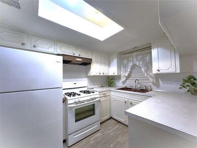 8831 Rutherford Ln, Houston, TX 77088 - photo 5