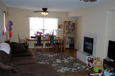 Living Room/Dining Room Condo with Gas F