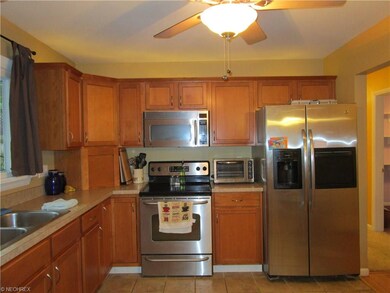 Stainless steel appliances in kitchen that stay!