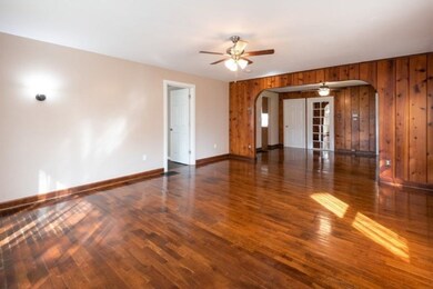 04_588NWestStreet_10001_FamilyRoomLiving