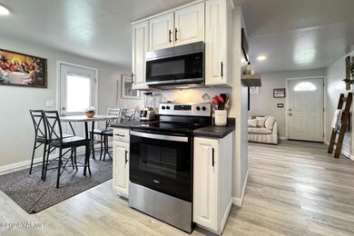 11-web-or-mls-Goulart_240729_3rdAve_Unio