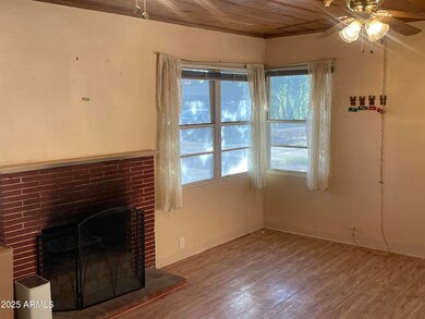 Living Area (Corner Window)