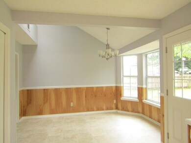 Dining area w/bay window
