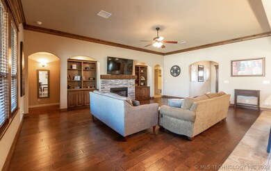 DEN/FAMILY ROOM CUSTOMIZED BUILT-IN SHELVES, CROWN