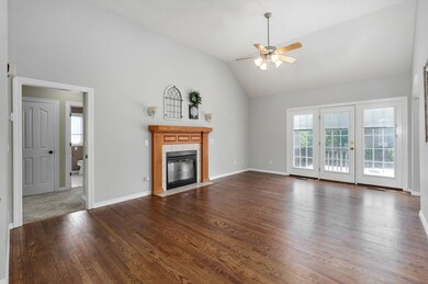 818 E Canterbury St-7
