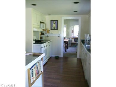 Kitchen - L-Shaped Galley Kitchen w/Decorative Lam