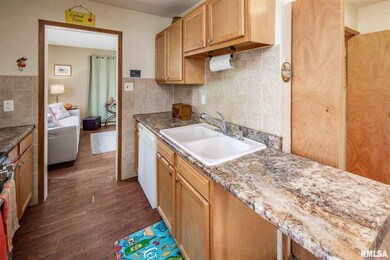 7314 Cedar St, Davenport, IA 52806 - photo 4