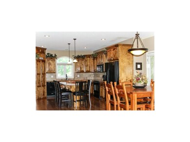 Kitchen and Eat-In Dining