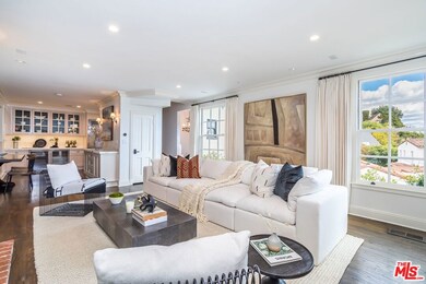 SUNNY LIVING ROOM